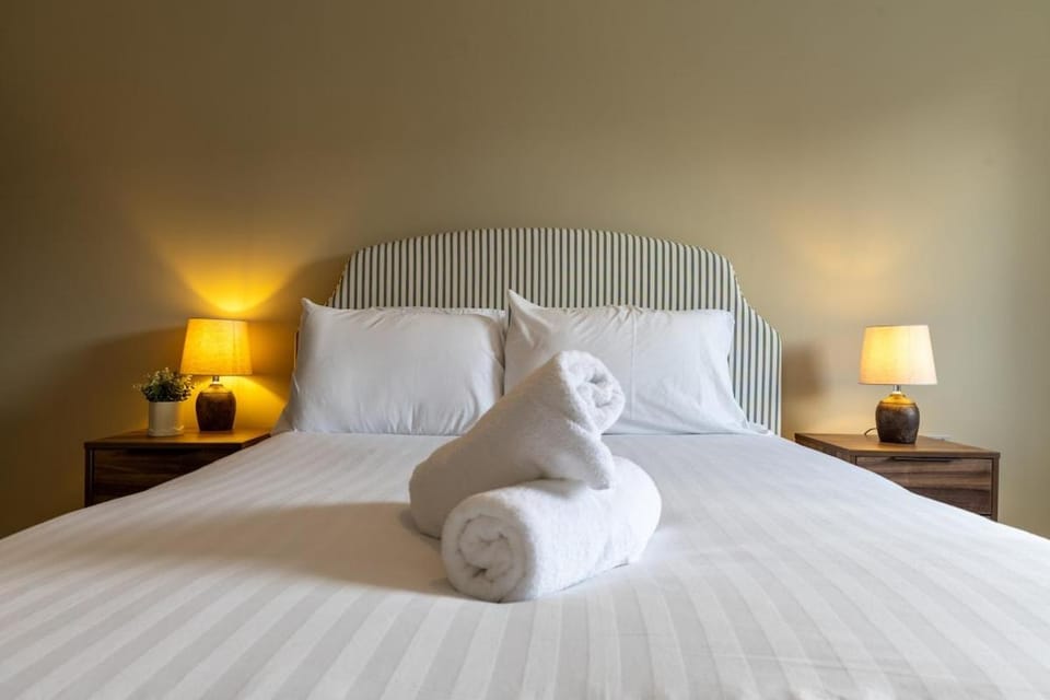Modern York Apartment - Free Parking - Sleeps 7 Apartment in York