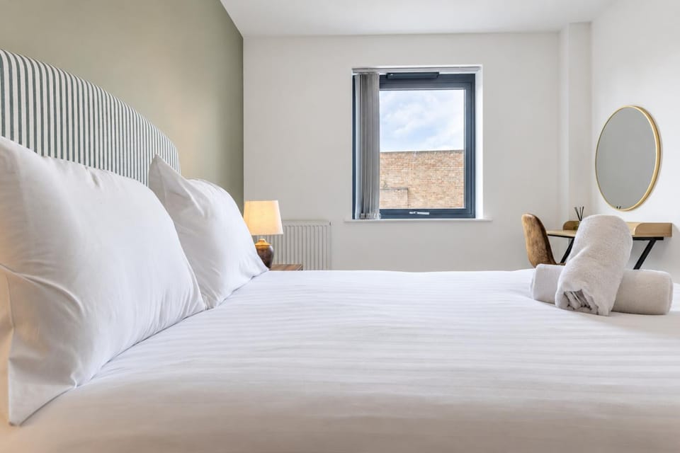 Modern York Apartment - Free Parking - Sleeps 7 Apartment in York