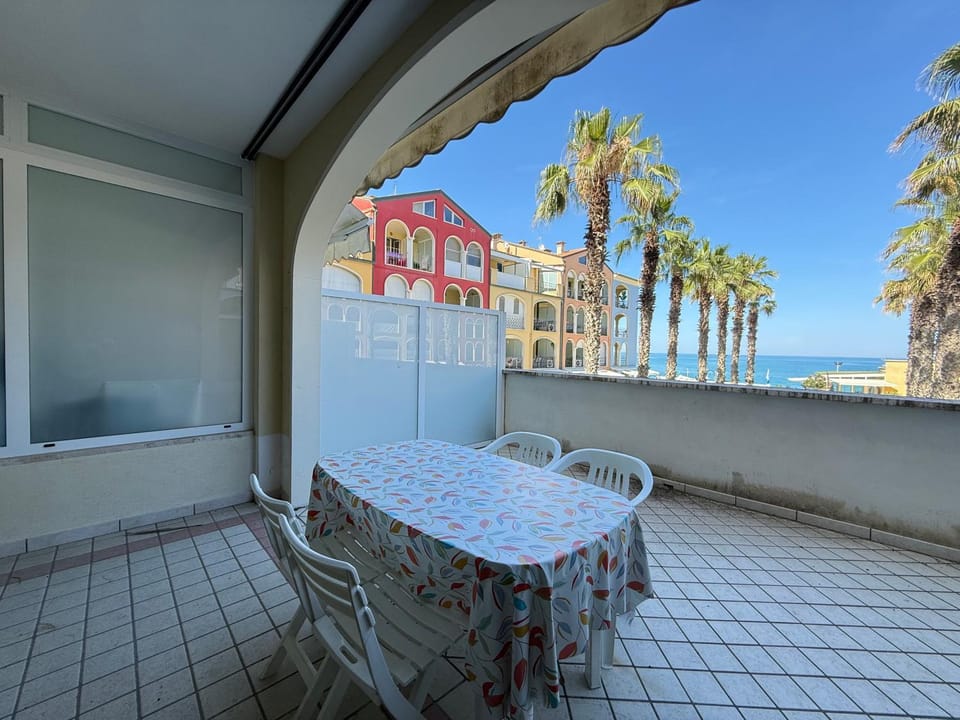 P102 - Porto Recanati, monolocale fronte mare con terrazza Apartment in Porto Recanati