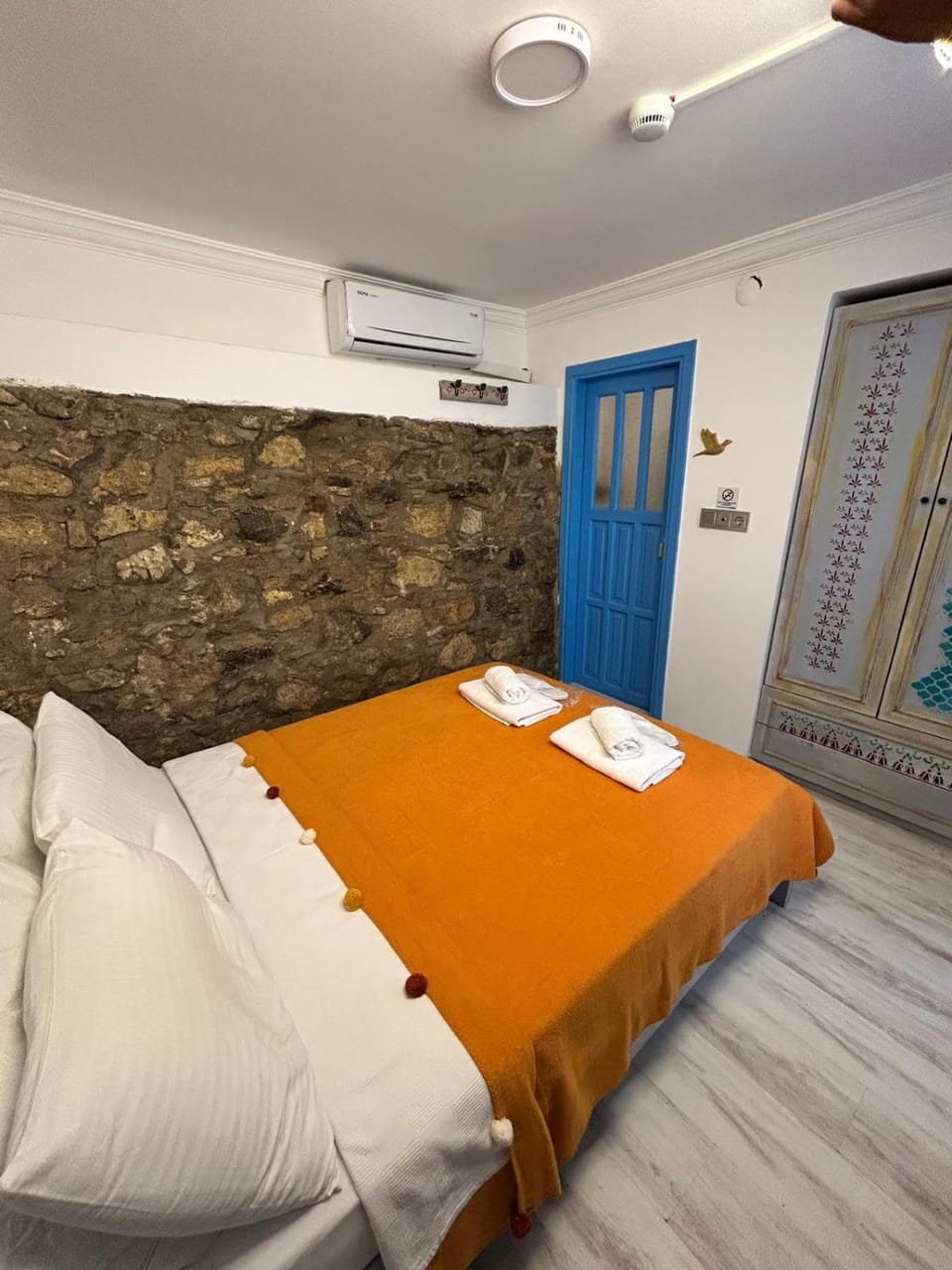 Bed, Photo of the whole room, Bedroom, towels, air conditioner