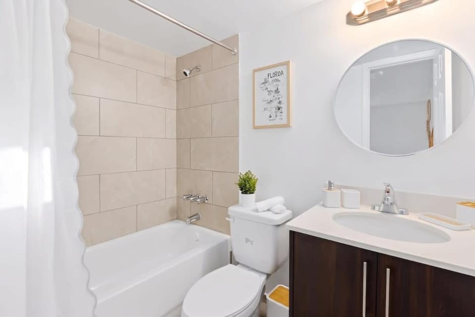 Spacious 2BR Near Beach Airport & Las Olas Apartment in Dania Beach