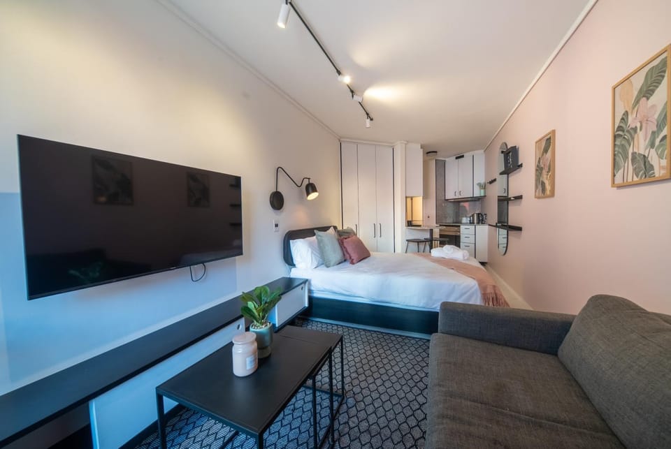 Bed, TV and multimedia, Living room, Photo of the whole room, Seating area, Bedroom