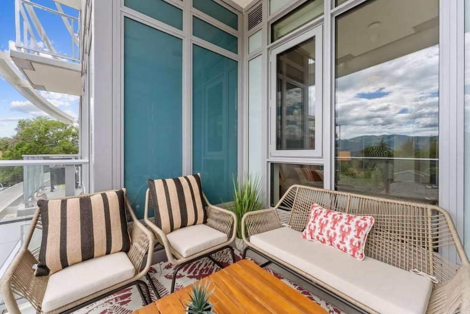AQUA Waterfront Village - 2 Bedroom Luxury Condo House in Kelowna
