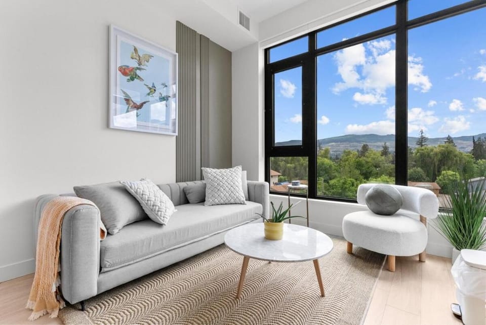 AQUA Waterfront Village - 2 Bedroom Luxury Condo House in Kelowna