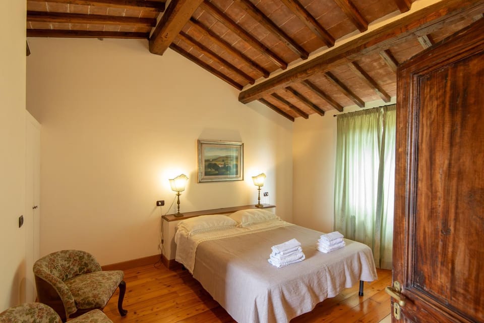 Bed, Bedroom, heating, towels