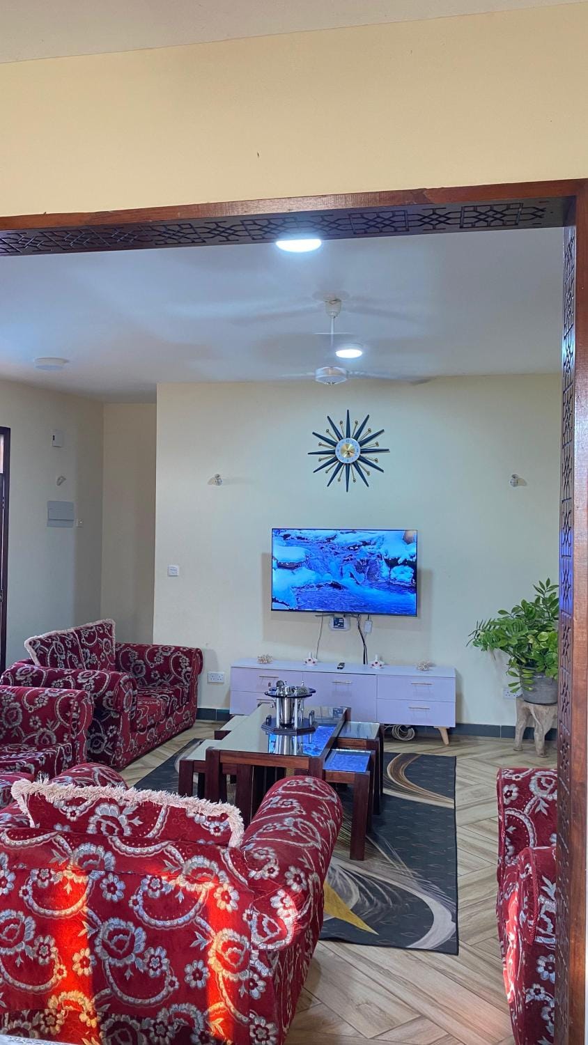 BEAUTIFUL PRIVATE LUXURY VILLA WITH SWIMMING POOL,WIFI and GARDEN Villa in Mombasa
