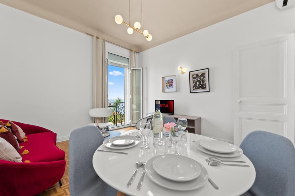 Communal lounge/ TV room, TV and multimedia, Living room, Seating area, Dining area