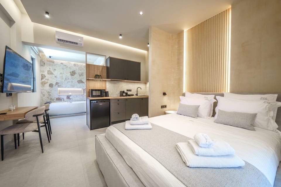 Bed, TV and multimedia, Kitchen or kitchenette, Photo of the whole room, Dining area, Bedroom, towels
