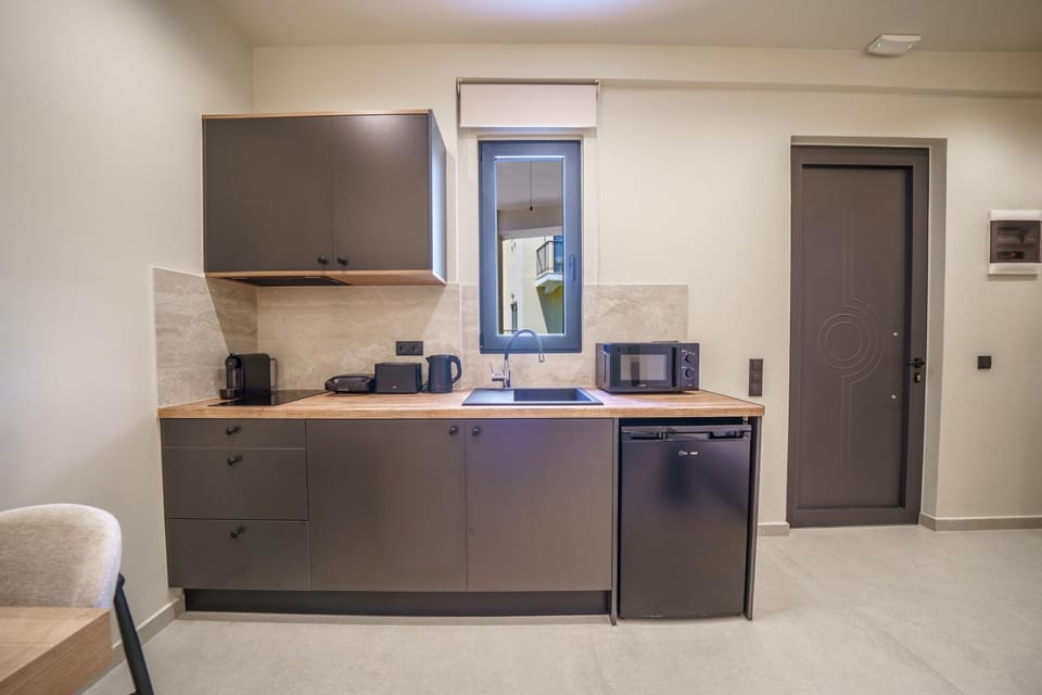 Coffee/tea facilities, Kitchen or kitchenette, stove, toaster