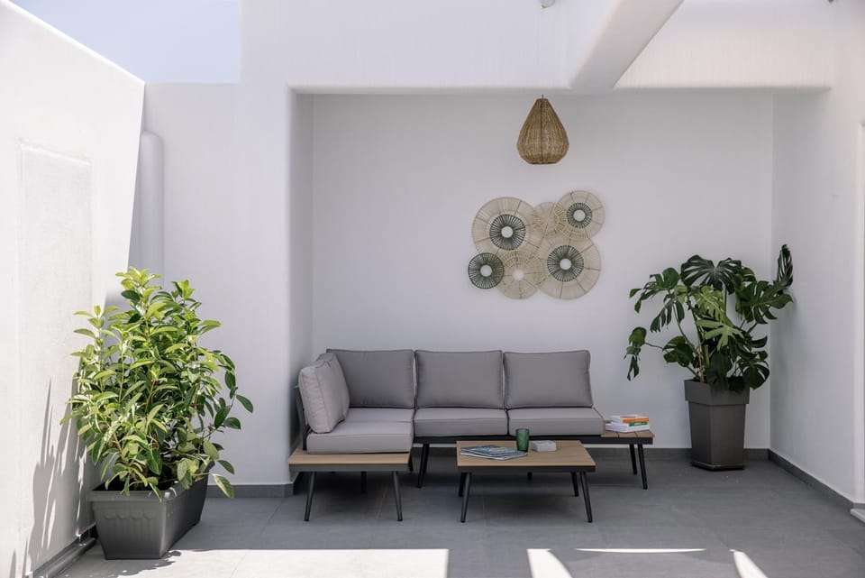 Day, Living room, Seating area