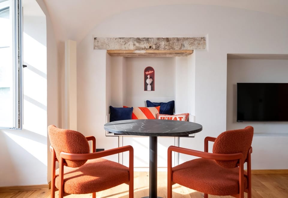 TV and multimedia, Living room, Seating area, Dining area