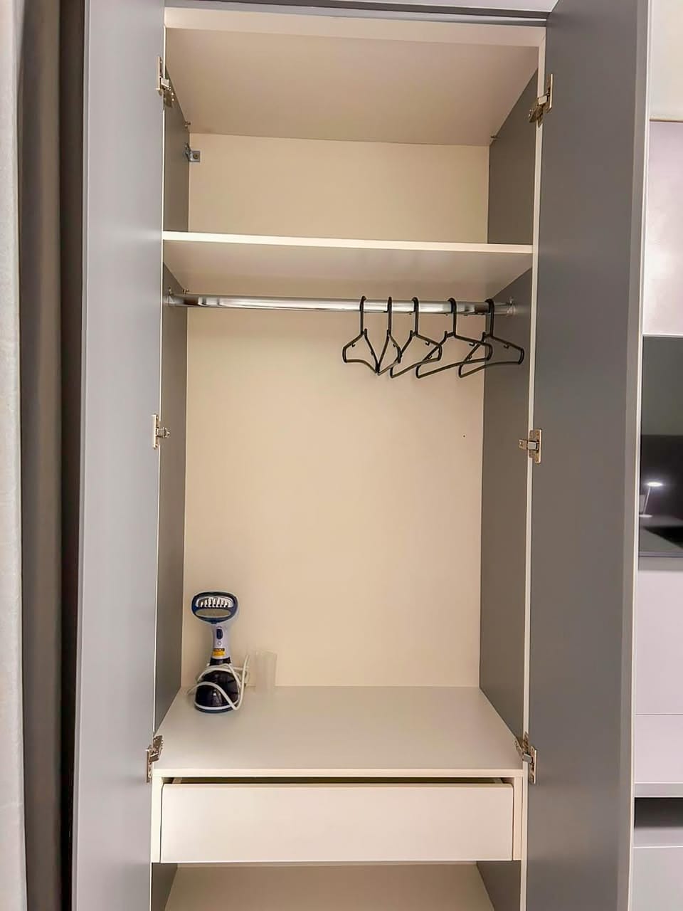 flat iron, locker