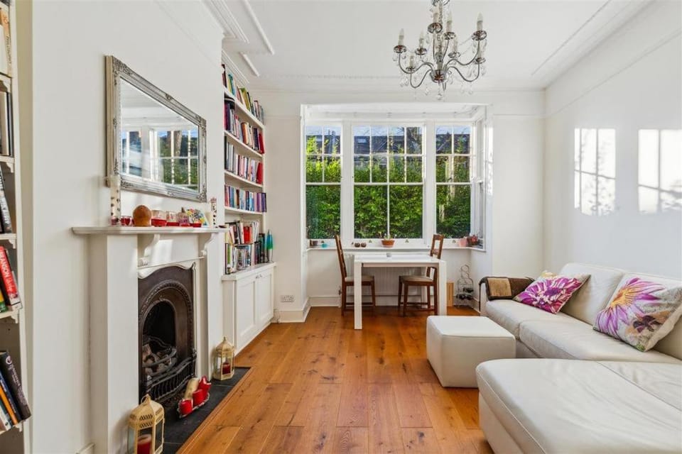 Cosy 2-Bed Home with Garden & Transport Connection House in London Borough of Ealing