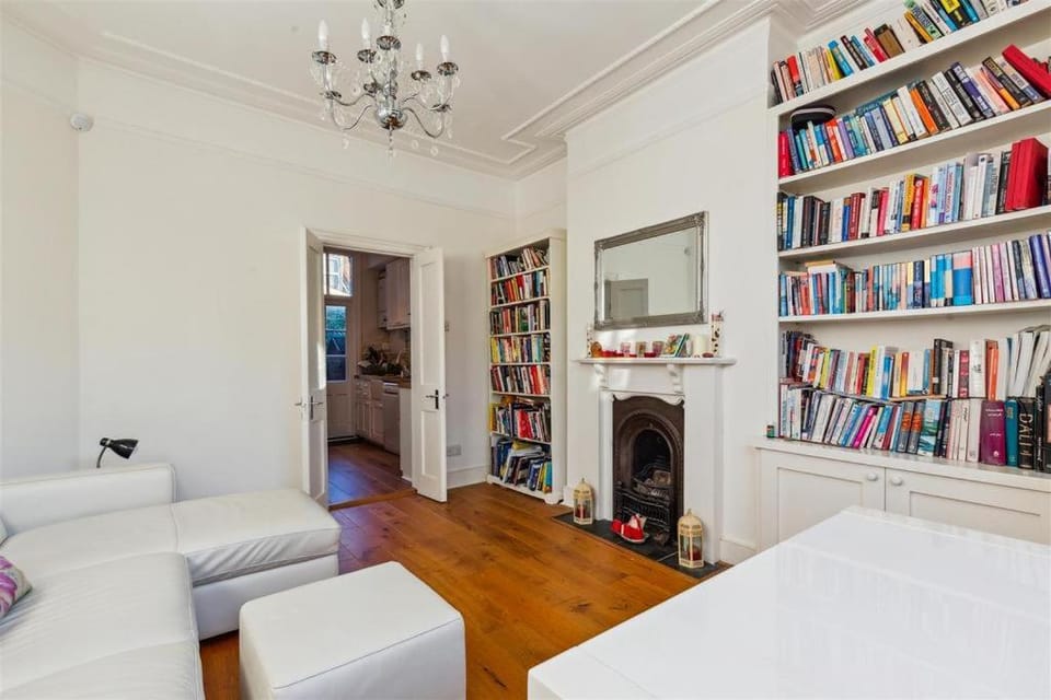 Cosy 2-Bed Home with Garden & Transport Connection House in London Borough of Ealing