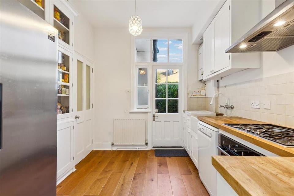 Cosy 2-Bed Home with Garden & Transport Connection House in London Borough of Ealing