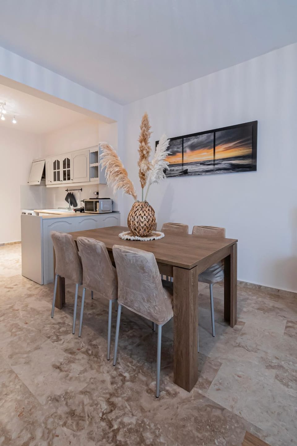 Kitchen or kitchenette, Dining area