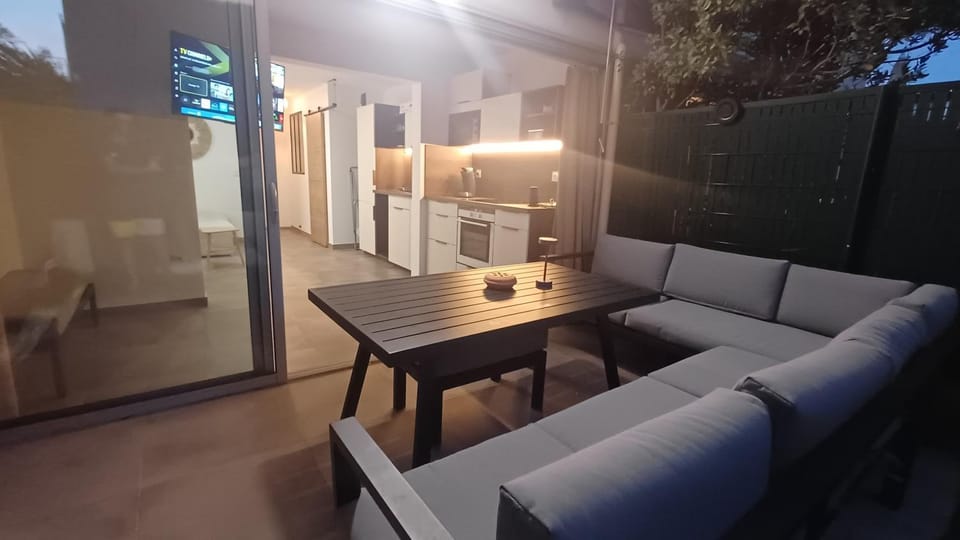 L'Écrin du Sud 4P Élégant, Clim , Piscine, 50m Village Naturiste Apartment in Agde