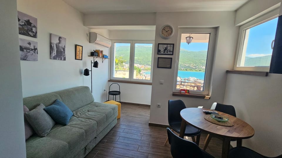Balcony/Terrace, Lake view, Mountain view