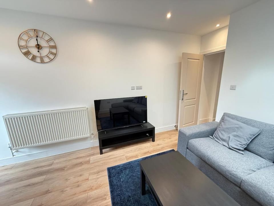 Modern 2BR Flat, Garden, Free Parking, Close to Wembley, Private Garden Apartment in Southall