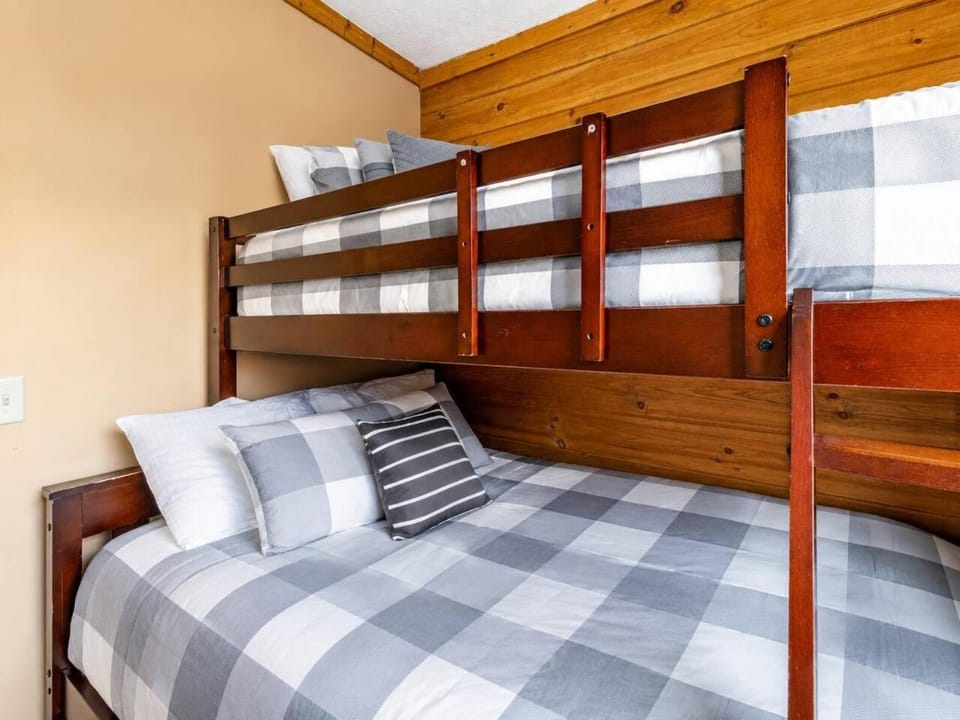 Bedroom, bunk bed