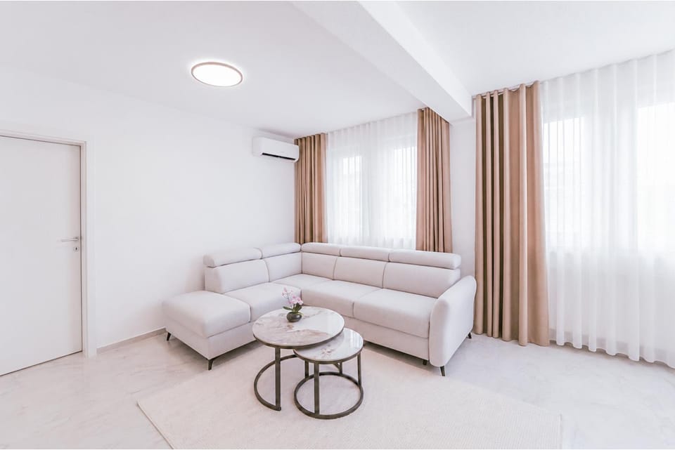 Living room, Photo of the whole room, Seating area, air conditioner