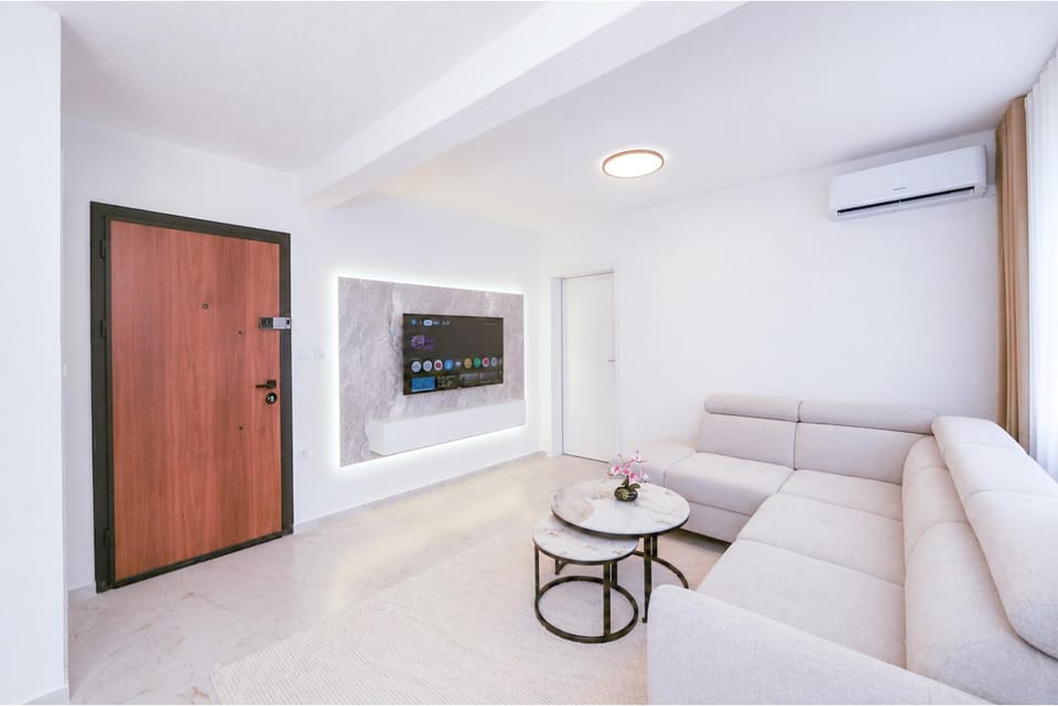 Communal lounge/ TV room, TV and multimedia, Living room, Seating area, air conditioner