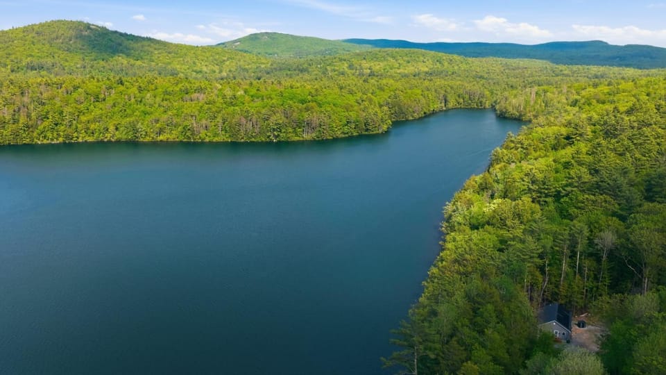 Manning Lakefront, Kayaks, Fire Pit & Game Room House in Gilmanton