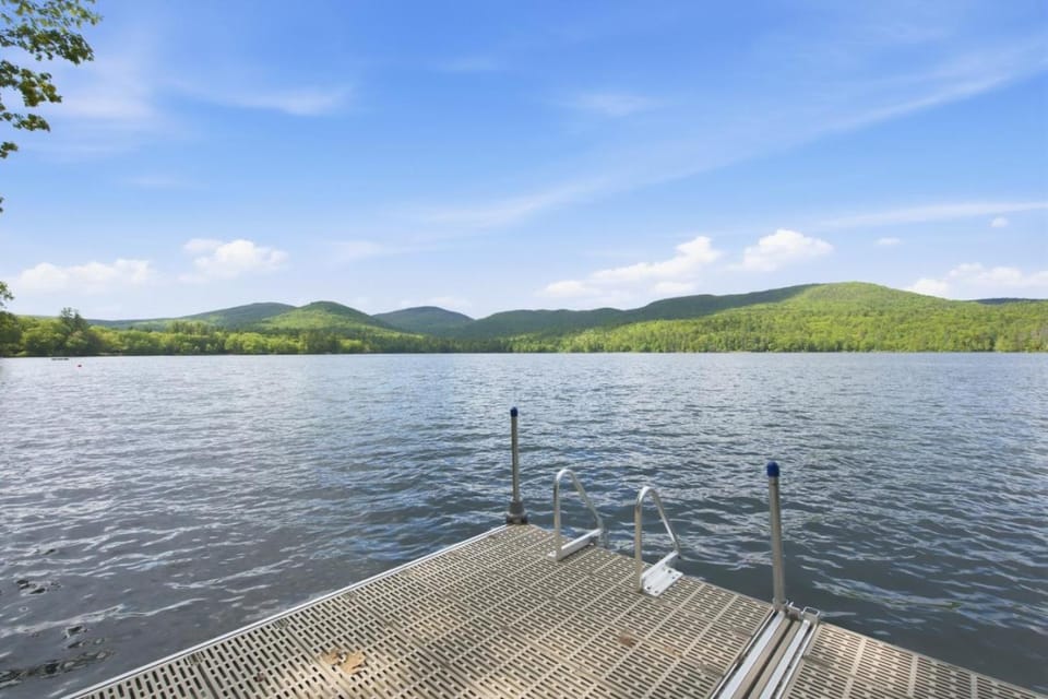 Lakefront Escape - Dock & Kayaks - Manning Lake House in Gilmanton