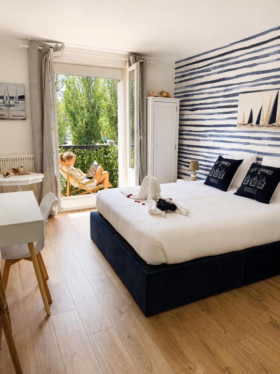 Photo of the whole room, Seating area, Bedroom, Sunrise, storage