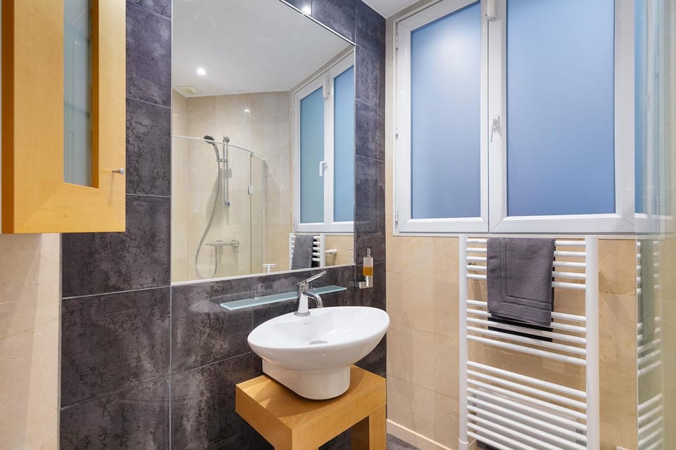 La Tournelle Paris Luxury Apartment on Seine Riverfront, facing Île Saint-Louis Apartment in Paris