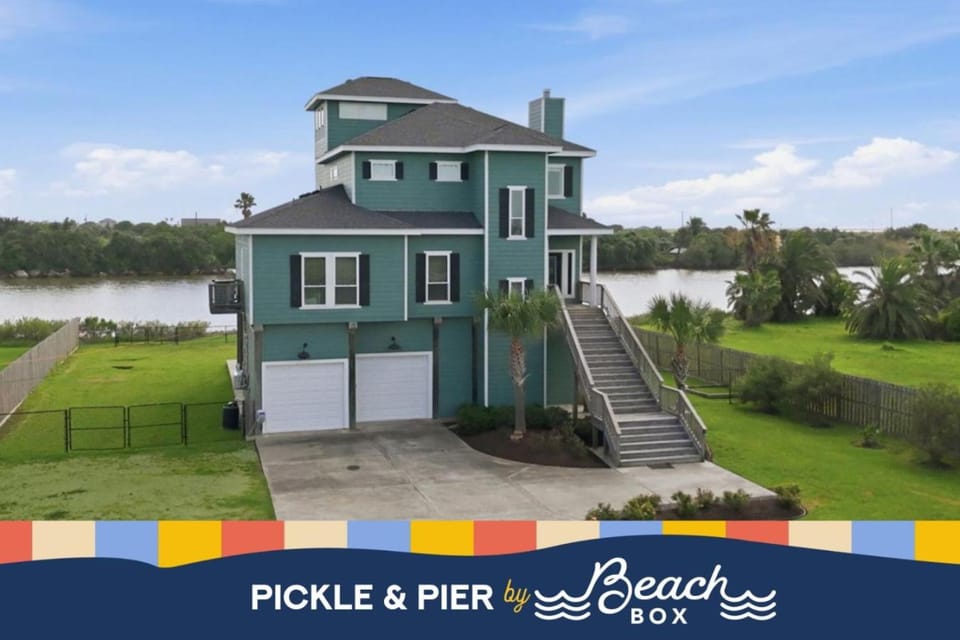 Waterfront Getaway with Pickleball Court and Fishing Pier House in Galveston Island