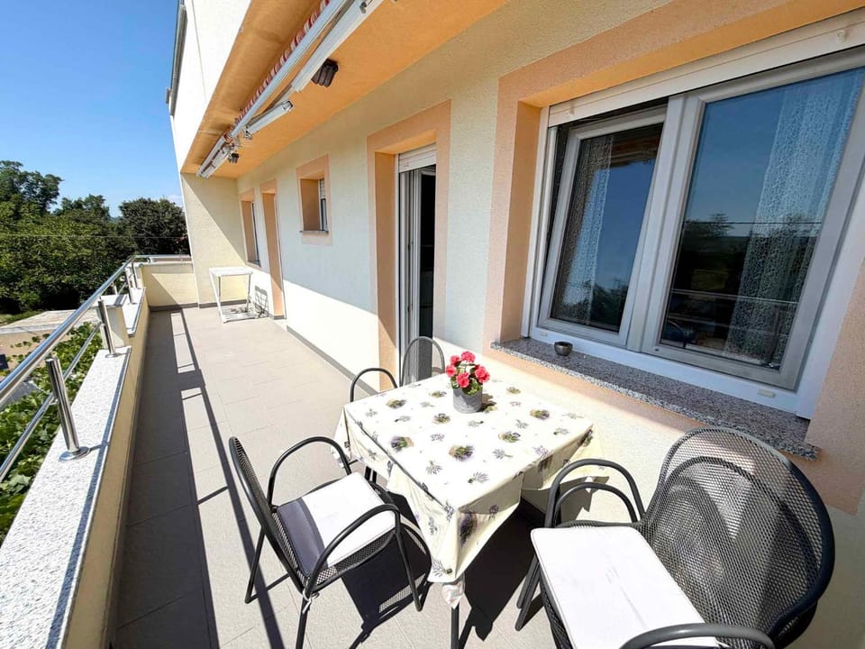 Apartment with A - C in Jadranovo 58156 Apartment in Primorje-Gorski Kotar County