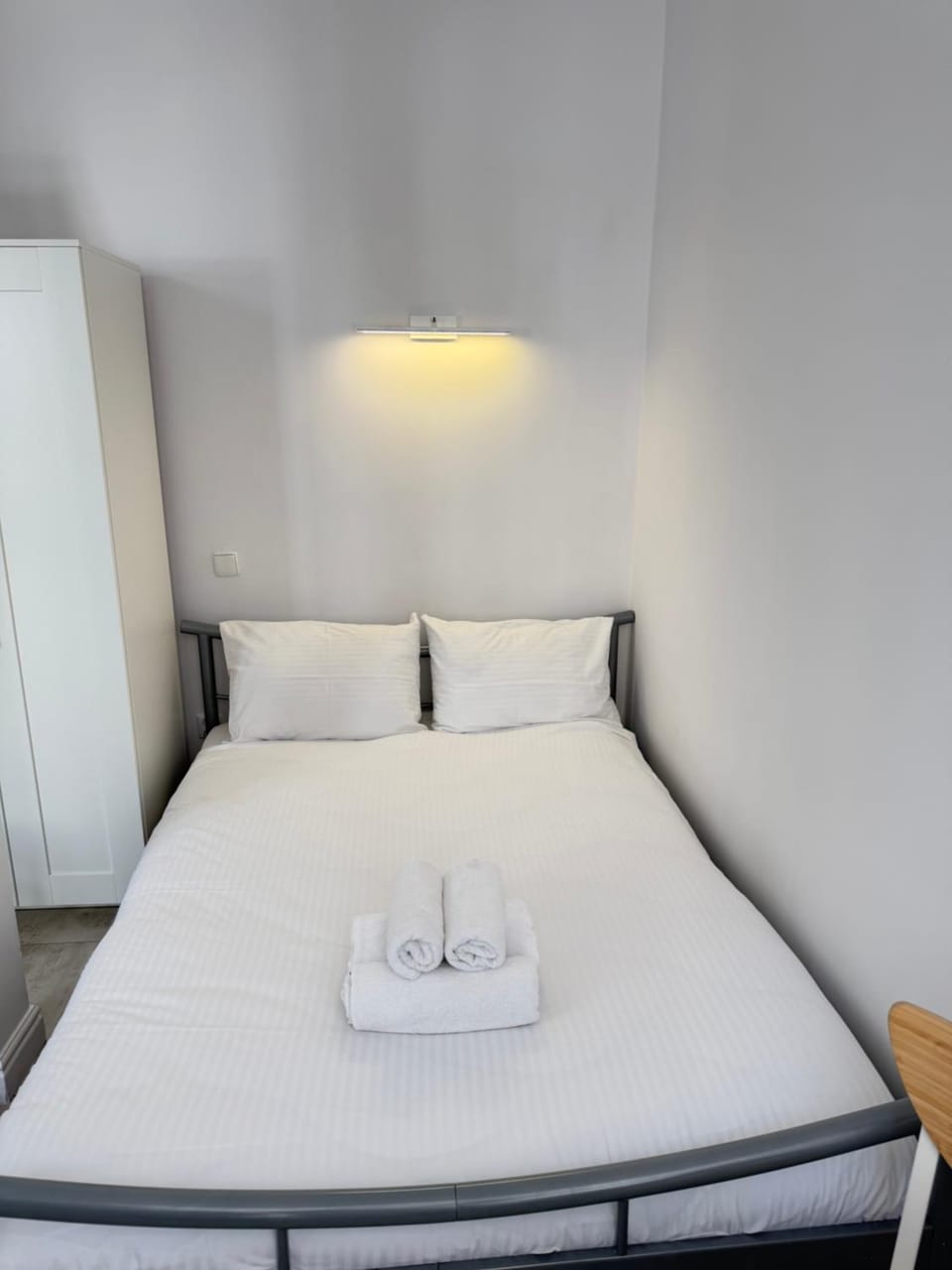 Bed, towels