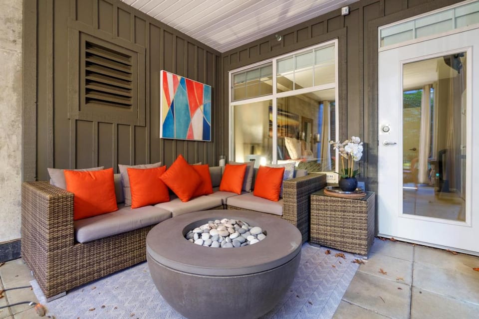 2BR World Cup Stay - Expansive Backyard and Parking Apartment in Vancouver