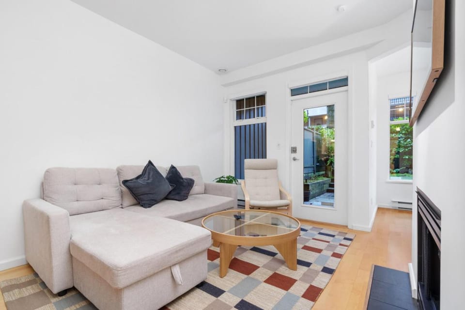 2BR World Cup Stay - Expansive Backyard and Parking Apartment in Vancouver