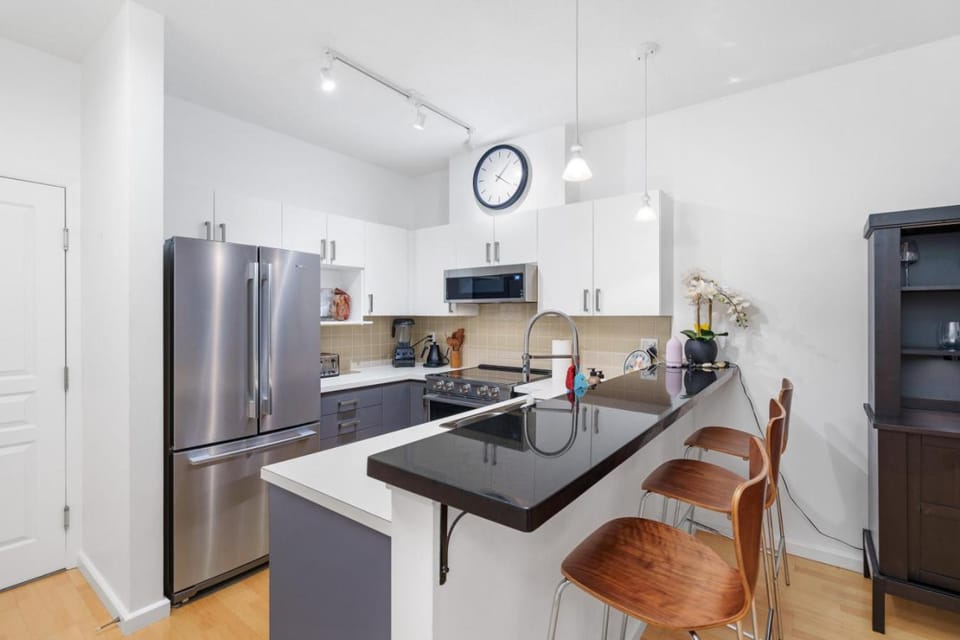 2BR World Cup Stay - Expansive Backyard and Parking Apartment in Vancouver