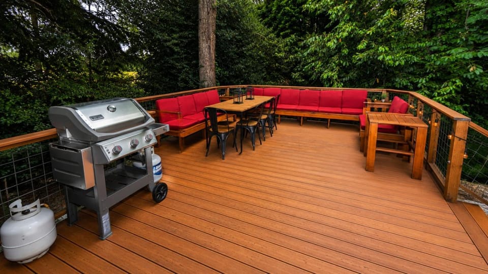 3BR 2BA Beacon Hill Backyard Oasis -Firepit,BBQ Deck, Workspaces and Parking House in Columbia City