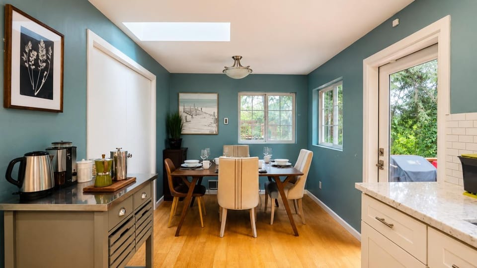 3BR 2BA Beacon Hill Backyard Oasis -Firepit,BBQ Deck, Workspaces and Parking House in Columbia City