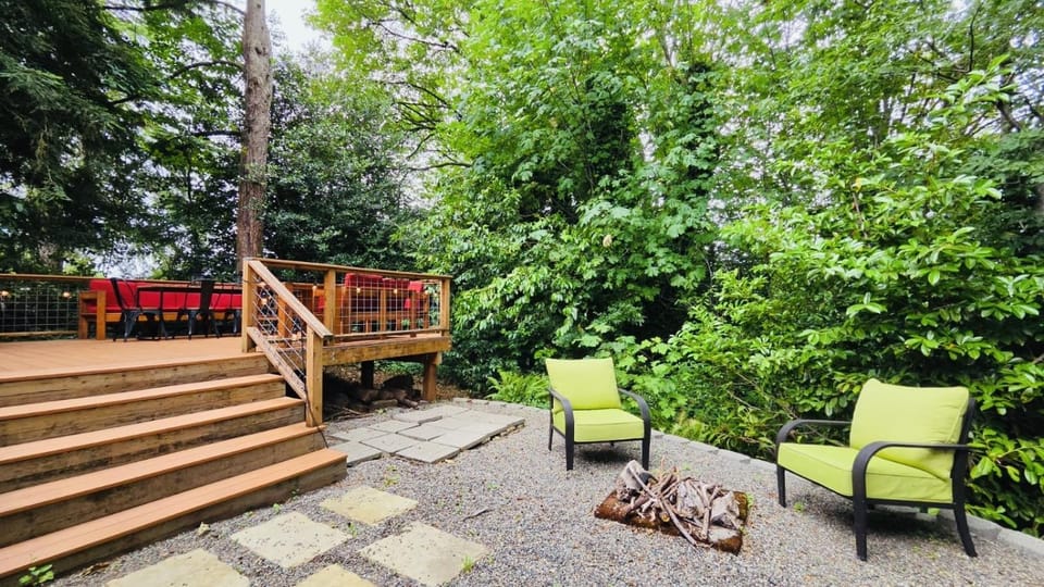 3BR 2BA Beacon Hill Backyard Oasis -Firepit,BBQ Deck, Workspaces and Parking House in Columbia City