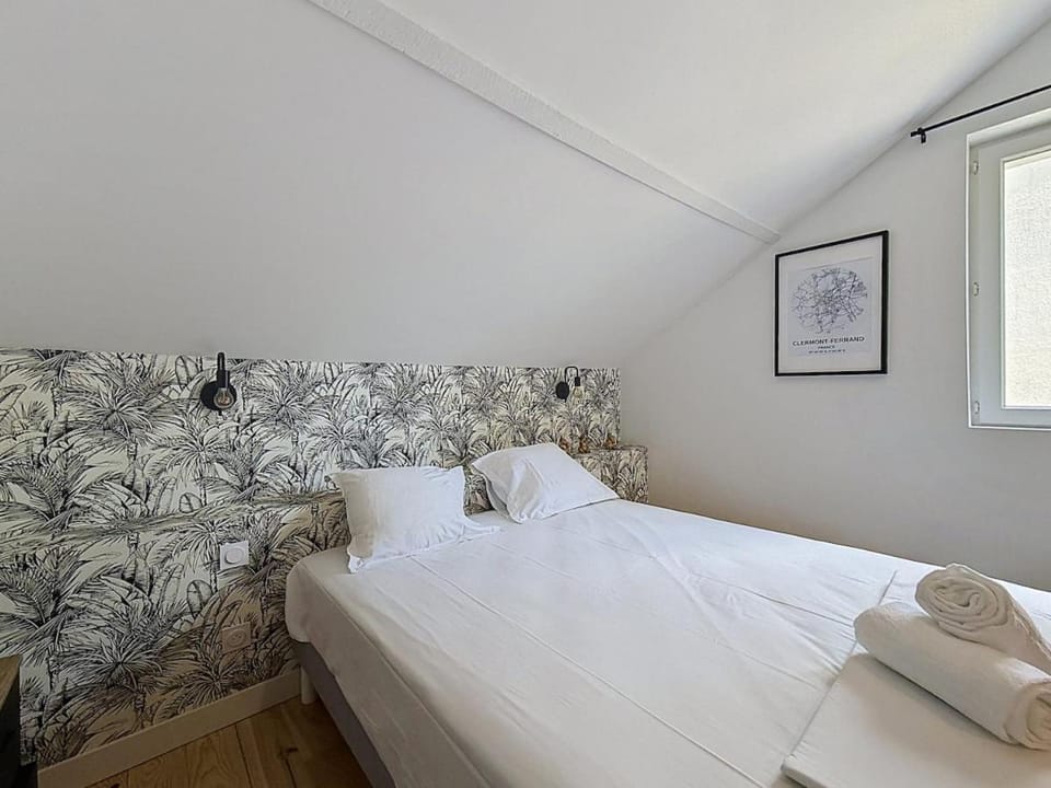Duplex Climatisé avec Terrasse & Parking Gratuit A Apartment in Clermont-Ferrand