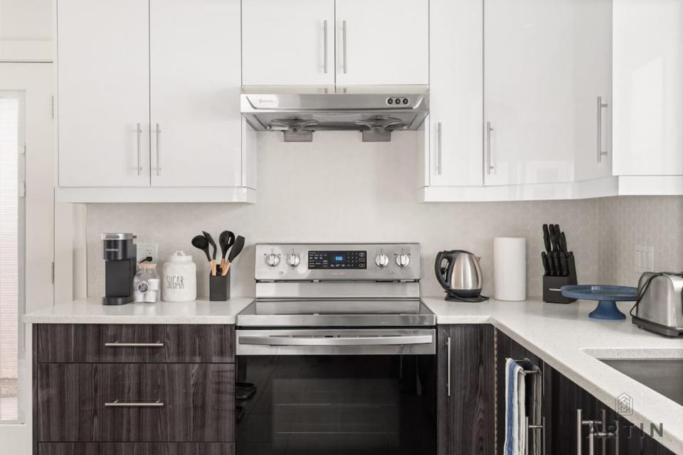 Sleek Coach House with Designer Kitchen - Sleeps 7 House in Vancouver