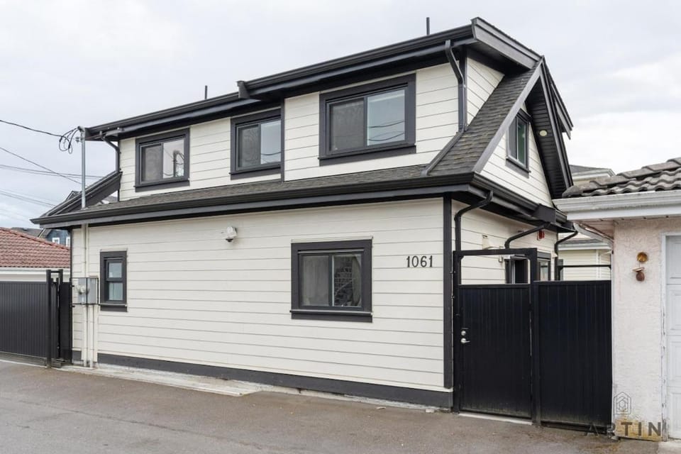 Sleek Coach House with Designer Kitchen - Sleeps 7 House in Vancouver