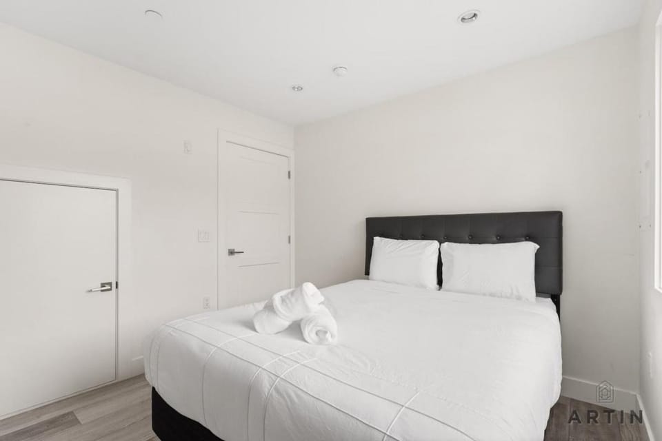 Sleek Coach House with Designer Kitchen - Sleeps 7 House in Vancouver