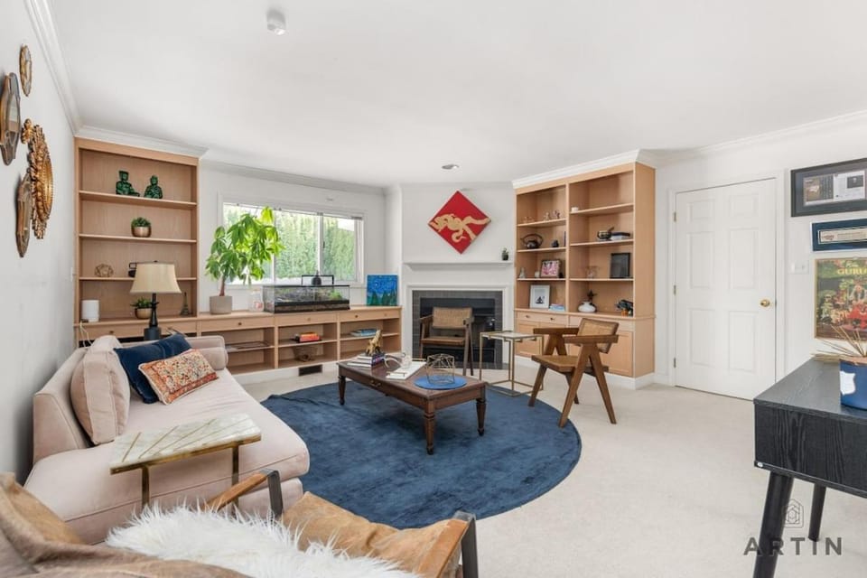 Grand 4BR Point Grey Manor - Walk to Beaches House in Vancouver