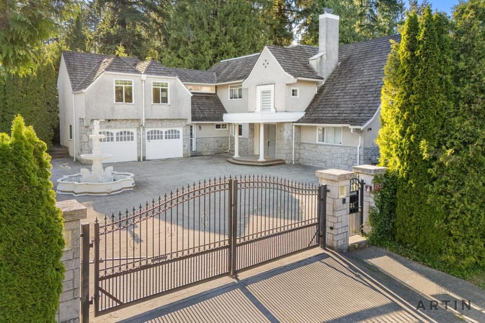 Grand 4BR Point Grey Manor - Walk to Beaches House in Vancouver