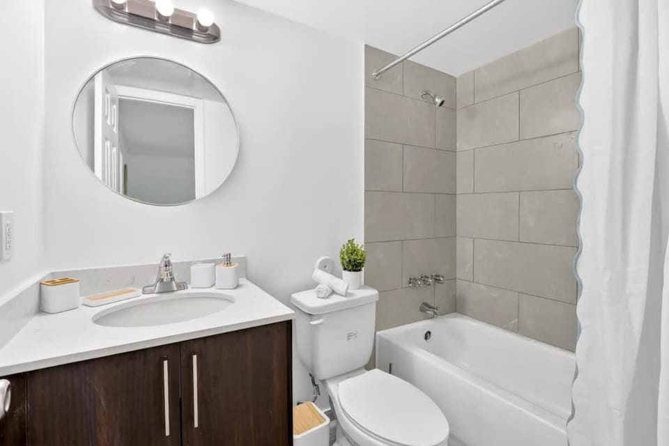 Spacious 2BR Minutes to Beach Airport & Las Olas Apartment in Dania Beach