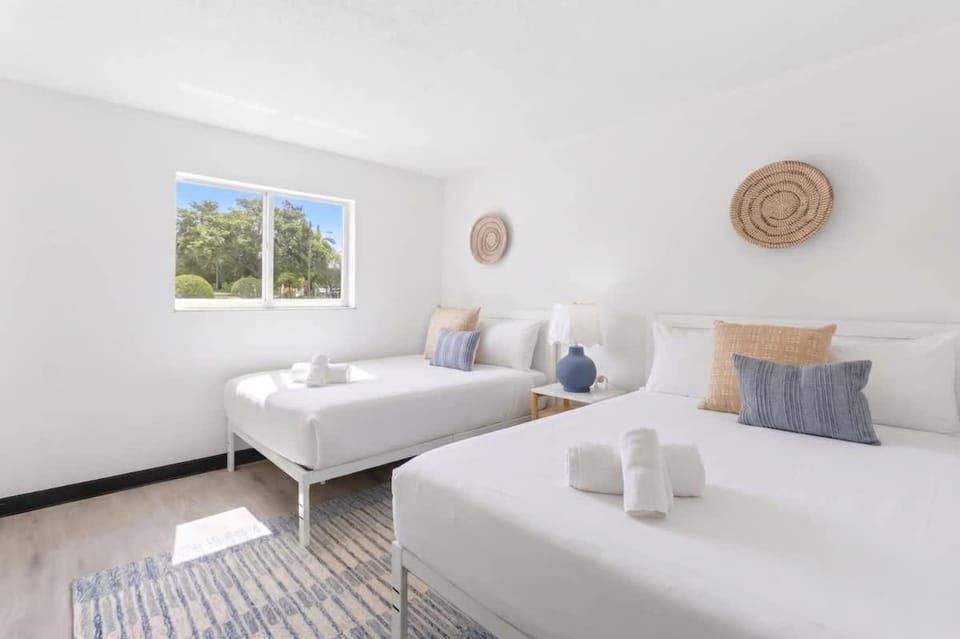 Spacious 2BR Minutes to Beach Airport & Las Olas Apartment in Dania Beach