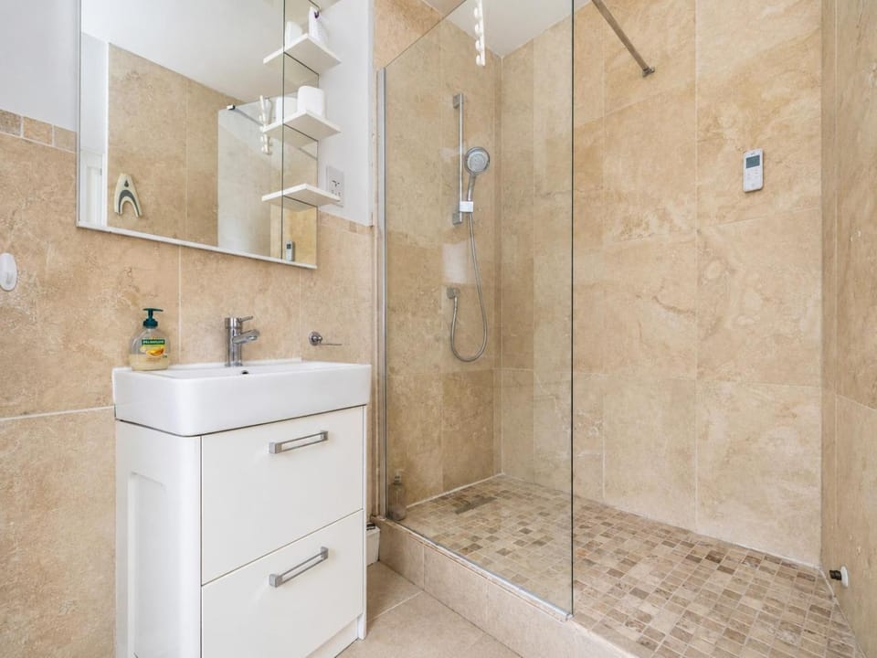 Rustic 2-Bed Bath Home Sleeps 5 Apartment in Bath