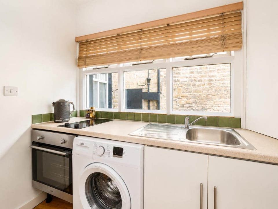 Rustic 2-Bed Bath Home Sleeps 5 Apartment in Bath