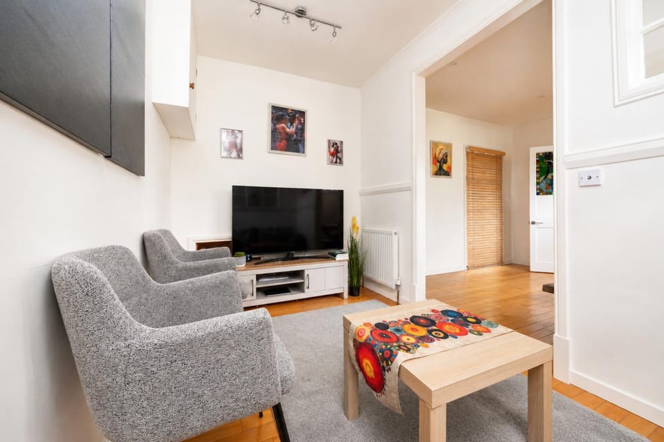 Rustic 2-Bed Bath Home Sleeps 5 Apartment in Bath